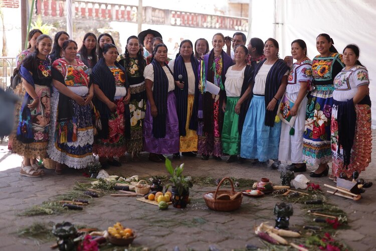 Claudia Sheinbaum en Cherán Atzicuirín.