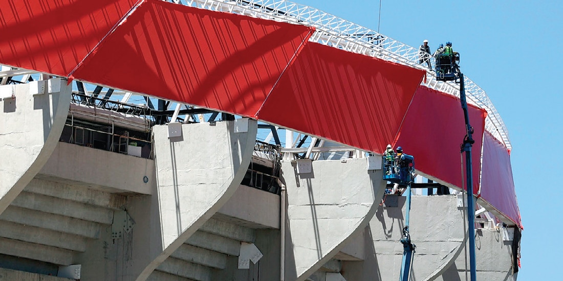 Trabajadores en labores de remodelación del Estadio Azteca, el 25 de mazo.