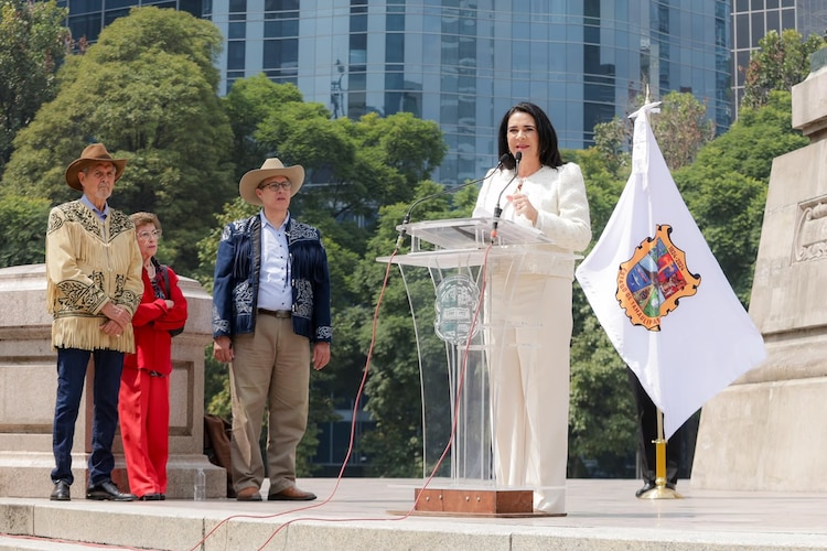 La presidenta municipal de Tampico, Mónica Zacil Villarreal Anaya, en el Ángel de la Independencia.