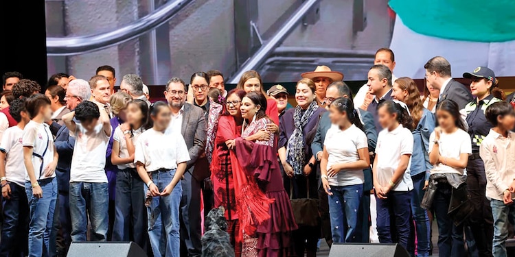Clara Brugada y Leticia Ramírez (centro), ayer, en el Auditorio Nacional.