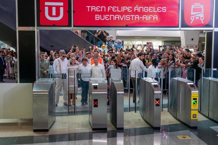 Sheinbaum y su esposo, Brugada, Gómez y Menchaca a punto de cruzar la puerta del Tren Buenavista - AIFA.