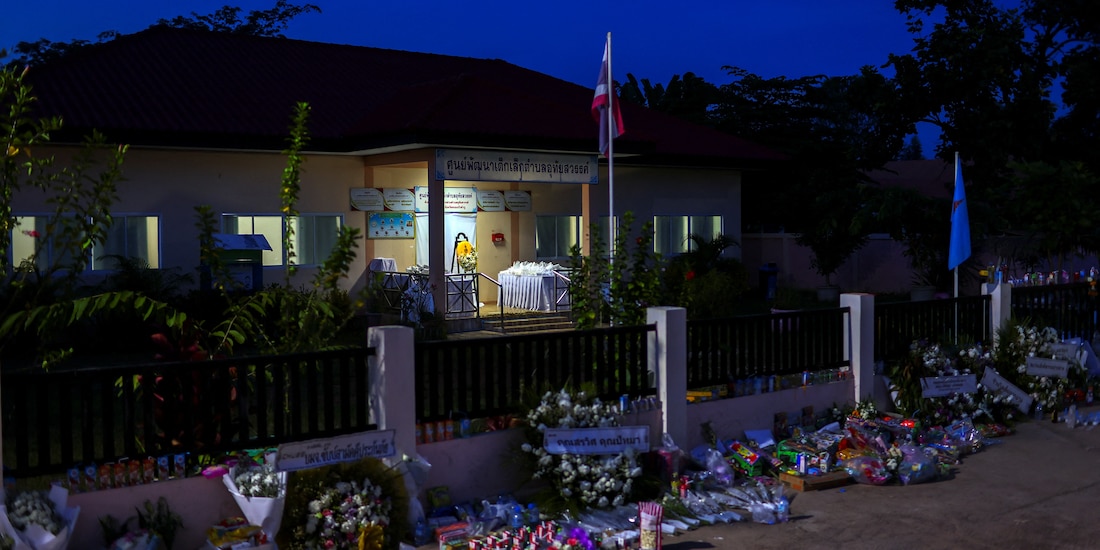 Las flores se ven frente a la guardería que fue escenario de un tiroteo masivo en la ciudad de Uthai Sawan, en la provincia de Nong Bua Lam Phu, Tailandia, el 9 de octubre de 2022.