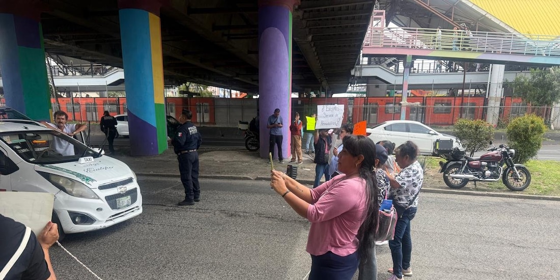 Manifestantes bloquean avenida Central a la altura del Metro Ecatepec.