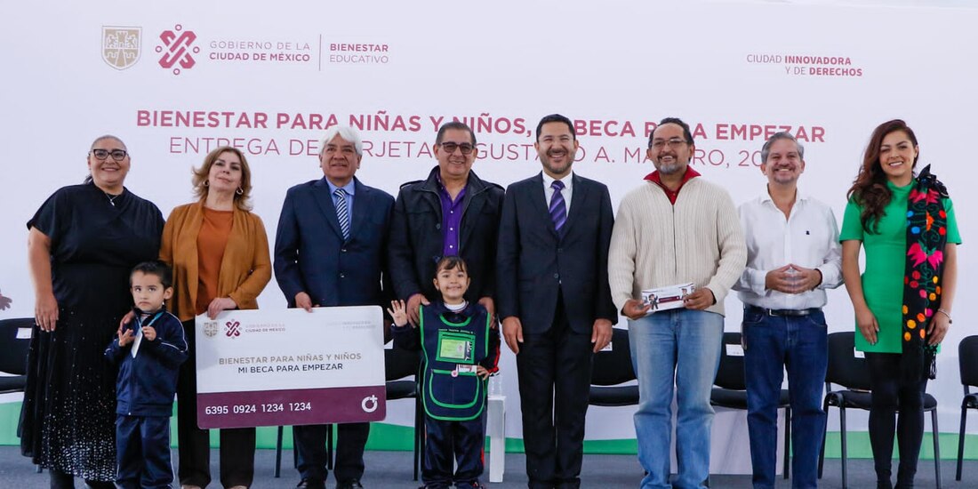 El mandatario capitalino, durante el evento de ayer en la secundaria 28.