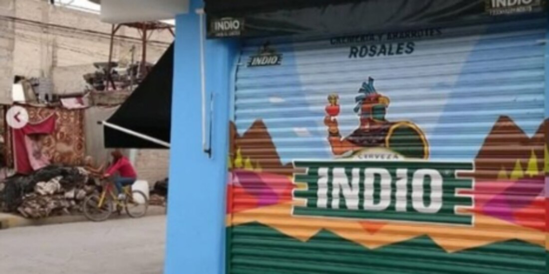 Una tienda con rótulos de cerveza Indio, en imagen de archivo.