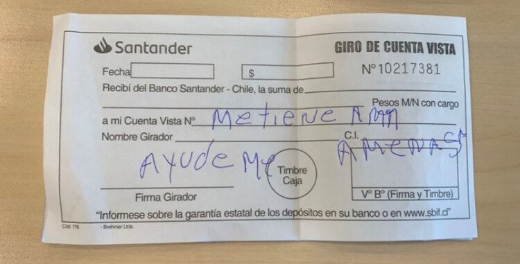 El hombre pidió ayuda en el documento del banco para hacer un retiro