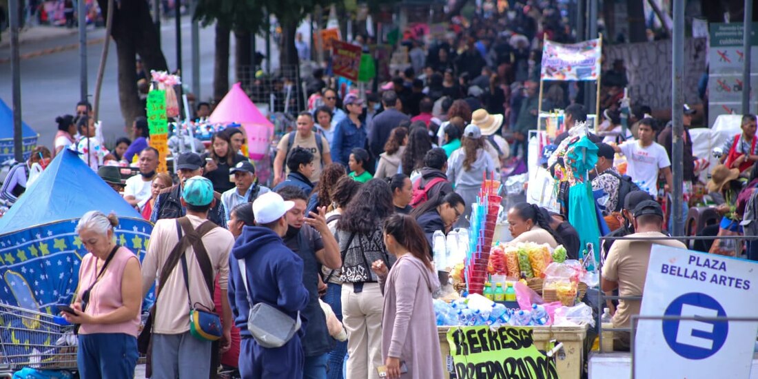 En la imagen de archivo, comerciantes ambulantes en la Alameda Central