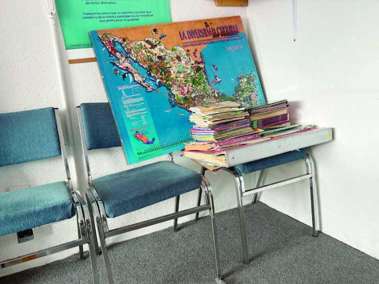 Biblioteca Elena Garro │ Tiene sillas rotas y libros todavía sin catalogar.