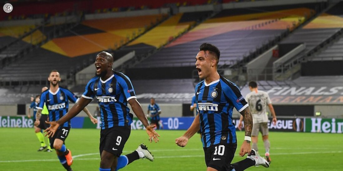 Futbolistas del club de Milán festejan un gol en las semifinales del certamen.