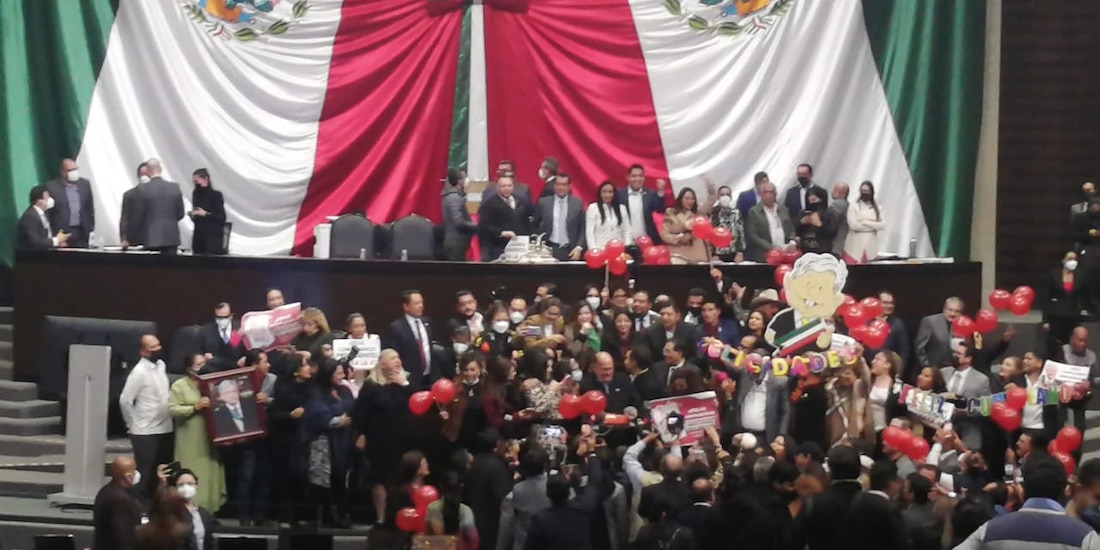 Diputados de la 4T cantan Las Mañanitas a AMLO en San Lázaro