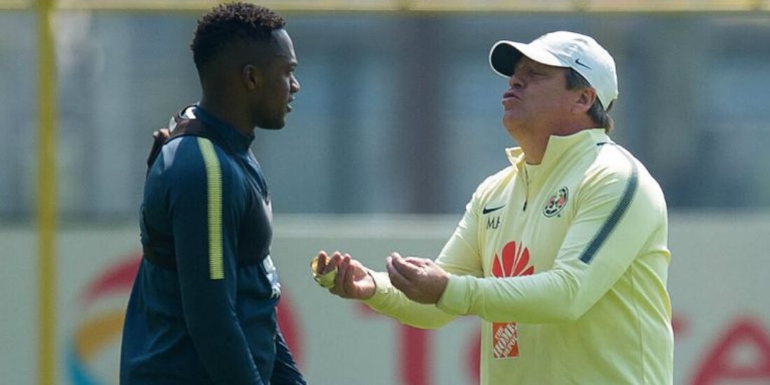Renata Ibarra y Miguel Herrera durante un entrenamiento del América en el Clausura 2020 de la Liga MX.