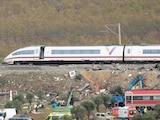 Sigue la búsqueda de mexicano desaparecido tras choque de trenes en España.