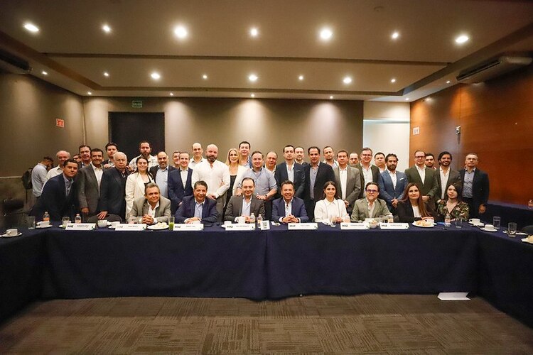 Además de sus propuestas para el sector notarial, Lemus Navarro dialogó con integrantes de la asociación Mil x Zapopan, abordó temas de desarrollo económico, infraestructura, movilidad y seguridad