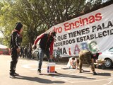 Las madres y padres de familia se encuentran a las afueras de la Secretaría de Gobernación.