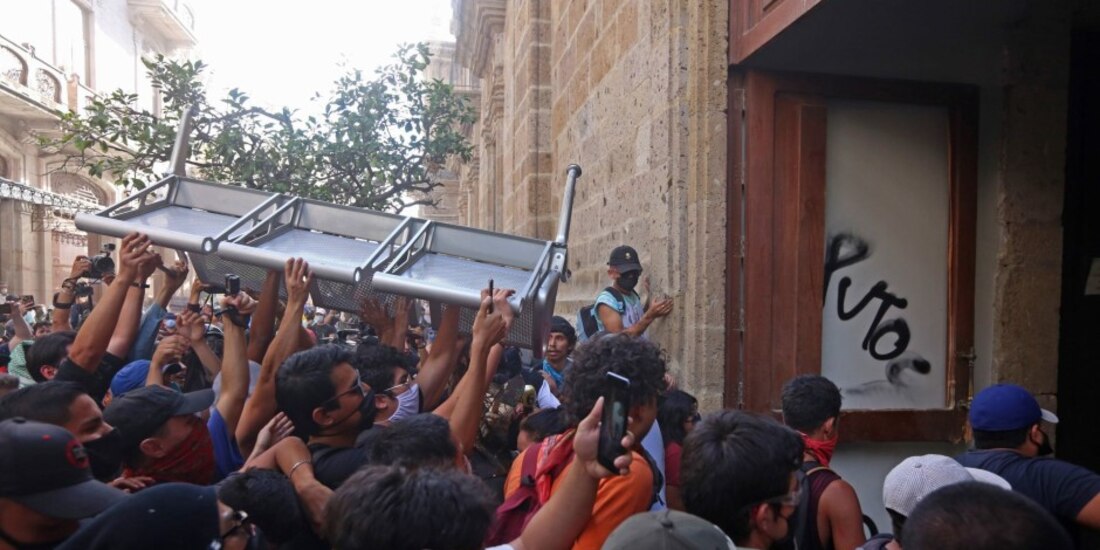 Protesta en Jalisco por la muerte de Giovanni, un trabajador de la construcción que murió a manos de policías municipales por no traer cubrebocas.