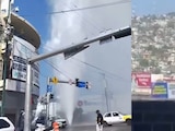 Obras provocan enorme fuga de agua en la avenida Cuauhtémoc de Acapulco, Guerrero.