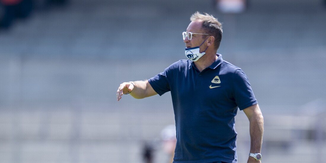 Andrés Lillini da indicaciones durante un partido de Pumas en el Guard1anes 2021 de la Liga MX.