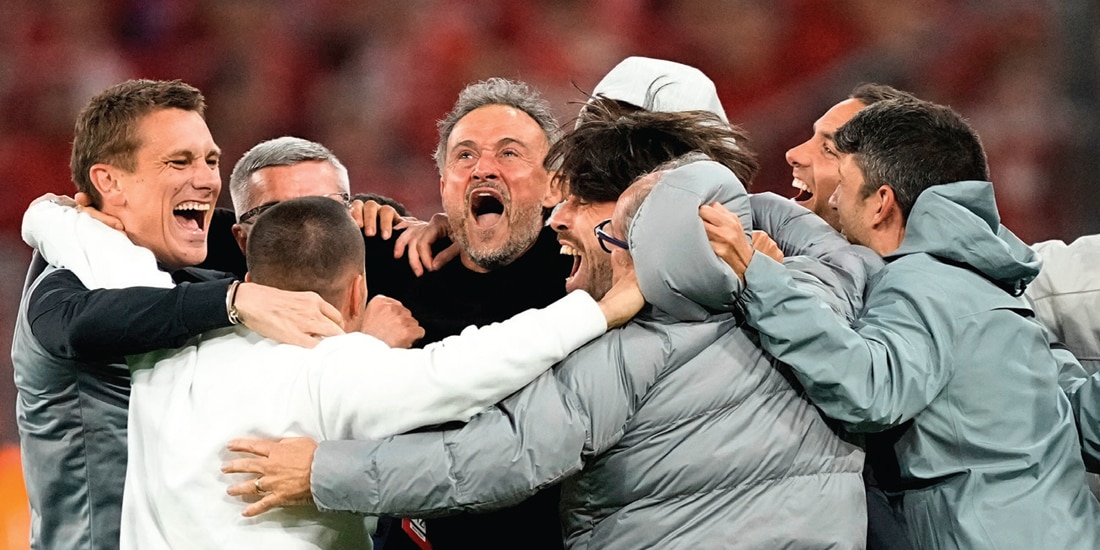LUIS ENRIQUE celebra al máximo el pase a la siguiente ronda, ayer.