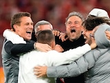 LUIS ENRIQUE celebra al máximo el pase a la siguiente ronda, ayer.