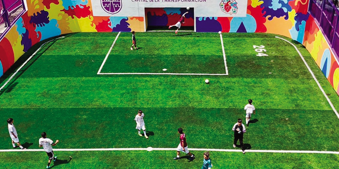 Cancha de futbol inaugurada en Iztapalapa, ayer.