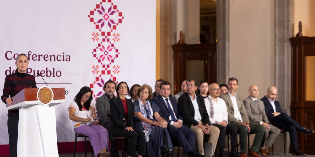 Claudia Sheinbaum con funcionarios y científicos esta mañana en Palacio Nacional.