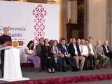 Claudia Sheinbaum con funcionarios y científicos esta mañana en Palacio Nacional.
