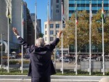 El Presidente López Obrador saluda a paisanos, ayer, afuera del edificio de la ONU, en Nueva York.