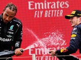 Lewis Hamilton y Max Verstappen en una ceremonia de premiación de la F1