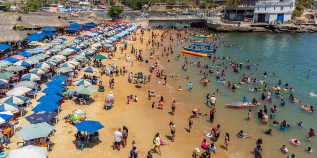 Cientos de turistas visitaron las playas de Guerrero, ayer.