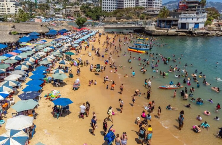 Miles de familias salen a vacacionar en Semana Santa.