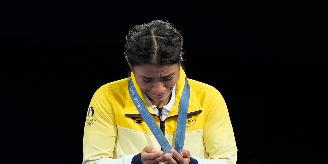 La sudamericana llora mientras ve su presea, ayer.