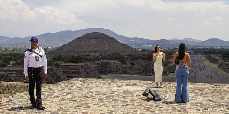 Policía resguarda la Pirámide
de la Luna, mientras turistas se toman fotos, la tarde de ayer.