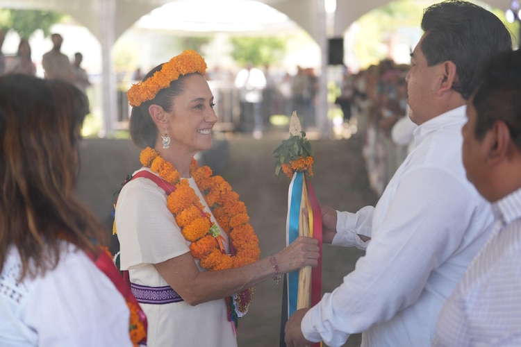 Claudia Sheinbaum recibe el bastón de mando en Coatetelco, Morelos.