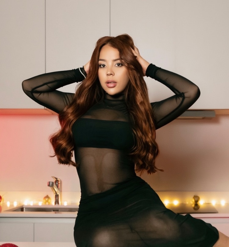 Lady Pays en vestido negro con transparencias