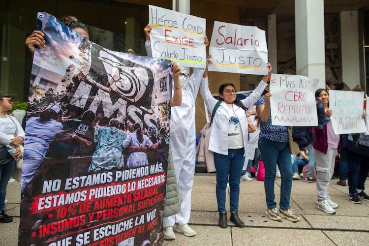Trabajadores del Instituto Mexicano del Seguro Social durante manifestación pasada