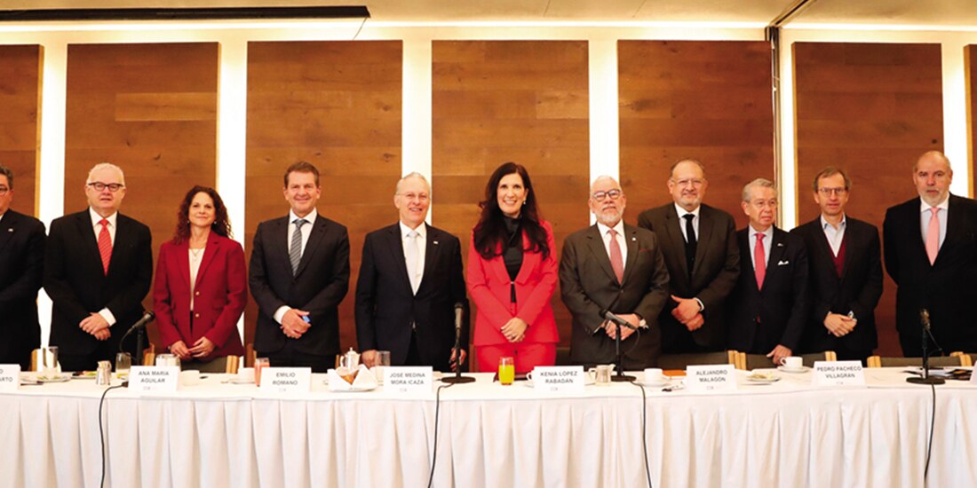 La diputada panista (c.), ayer, en reunión con empresarios mexicanos.