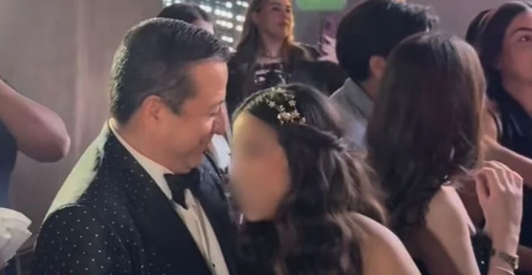 Juan Carlos Guerrero durante la fiesta de XV años de Mafer