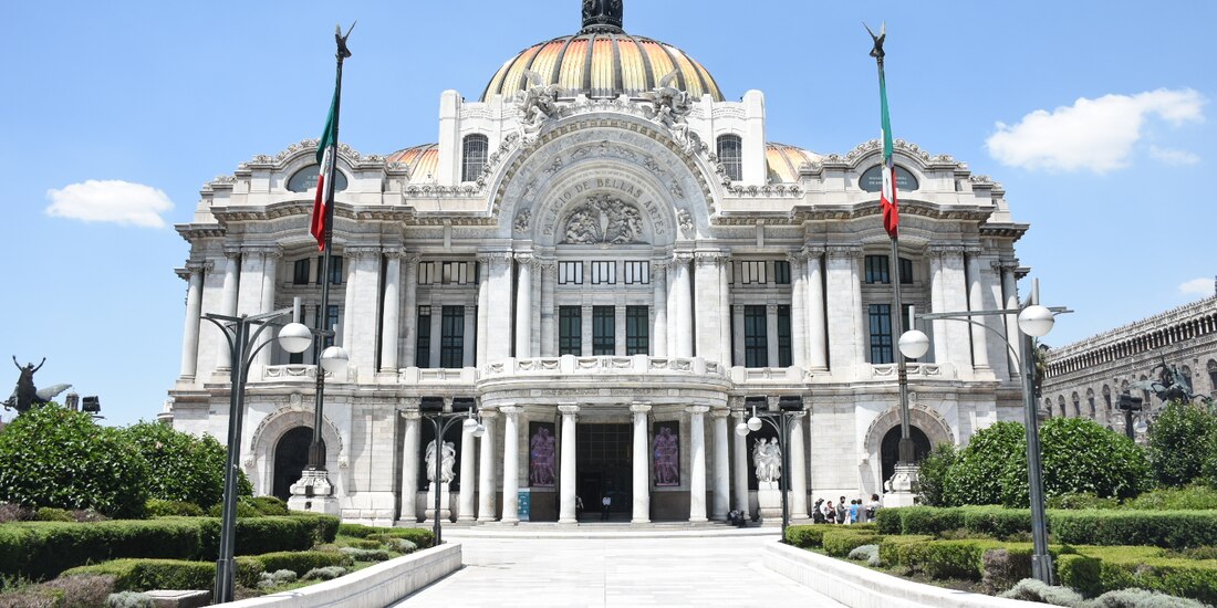 La fachada del Palacio de Mámol