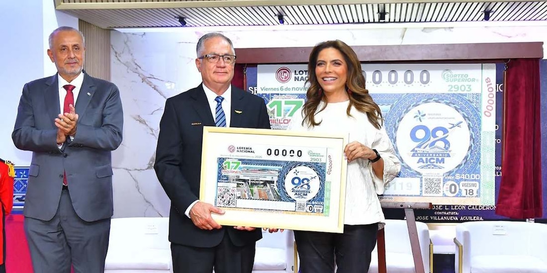 Olivia Salomón devela billete de Lotería Nacional por 98 años del AICM en la CDMX.