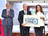Olivia Salomón devela billete de Lotería Nacional por 98 años del AICM en la CDMX.