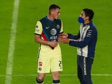 Federico Viñas atendió a uno de los aficionados del América que invadieron la cancha.