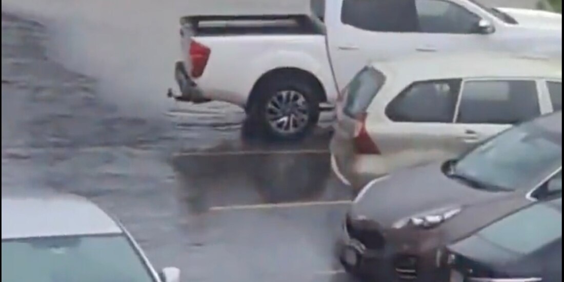 Personas fueron rescatadas de un vehículo atascado en la capital del estado.