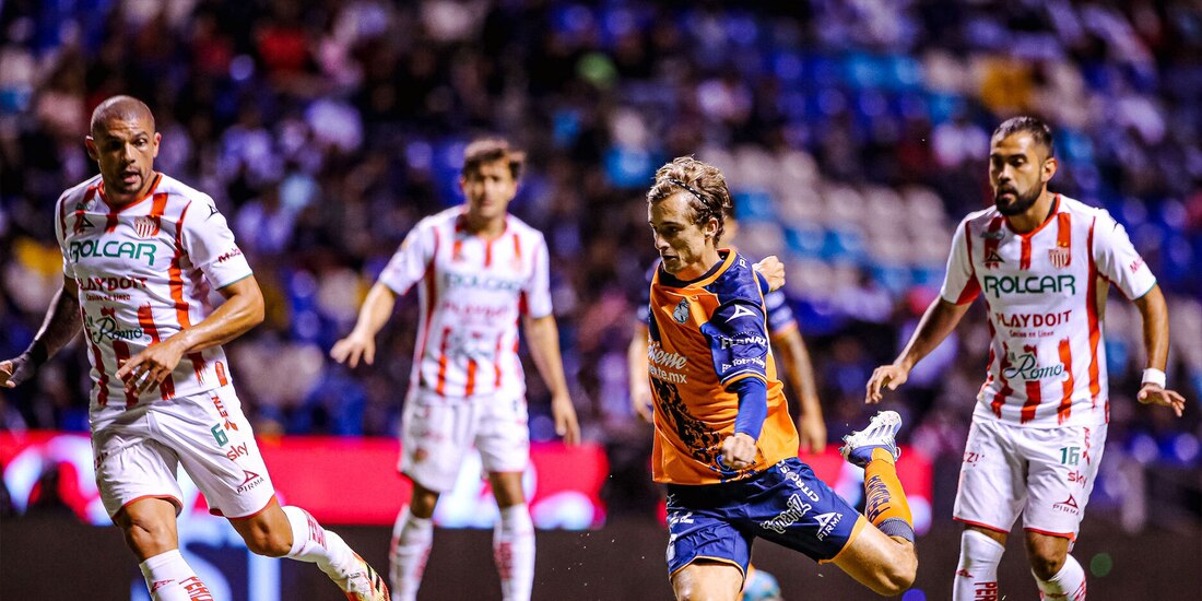 Una acción del Puebla vs Necaxa, Jornada 9 del Apertura 2022 de la Liga MX