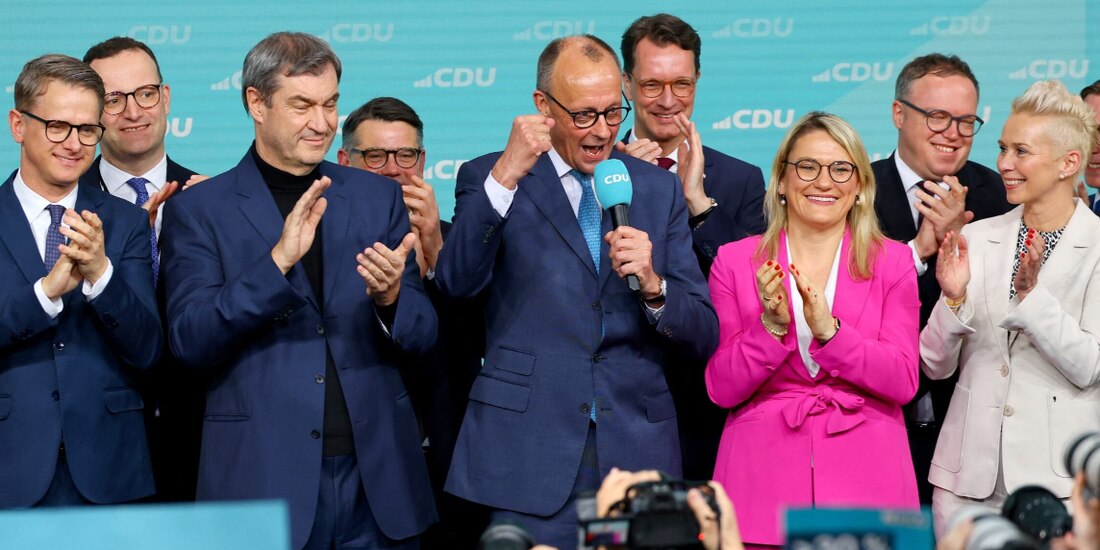 El futuro canciller, Friedrich Merz, celebra junto a sus simpatizantes el triunfo electoral de ayer.
