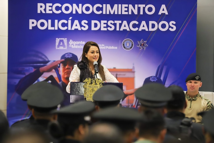 La gobernadora Tere Jiménez encabeza la entrega de reconocimientos a los cuerpos policiacos en Palacio de Gobierno.