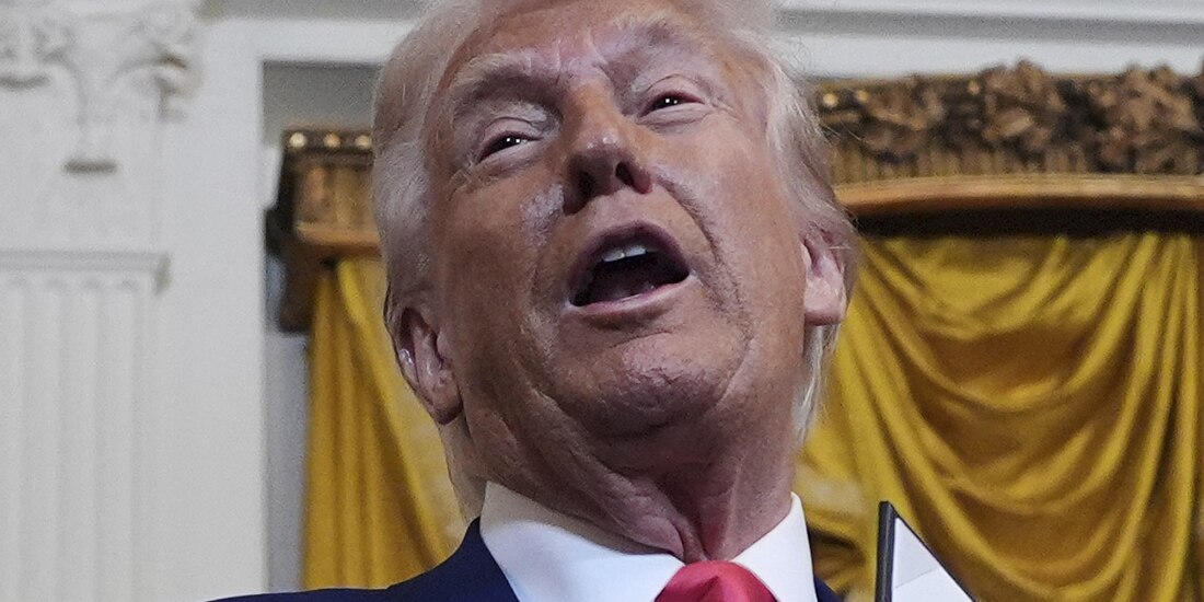 El presidente Donald Trump sostiene una orden ejecutiva firmada durante un evento en la Sala Este de la Casa Blanca, el martes 8 de abril de 2025, en Washington.