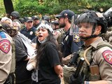 Estudiantes son detenidos tras choques con la policía en una universidad de Texas, ayer.