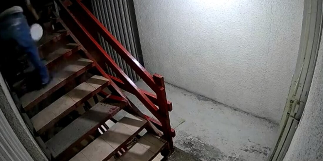 Sujeto agarra agua caliente a su vecino y entre gritos le dice "sal cobarde".