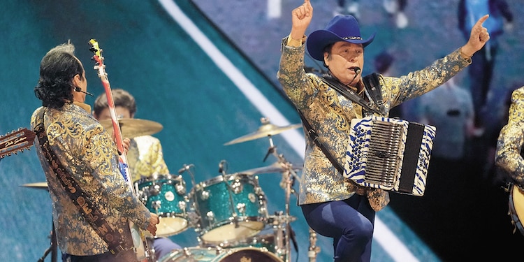 LOS TIGRES del Norte cantaron
“La Lotería”.