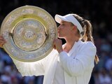Elena Rybakina de Kazajistán besa el trofeo mientras celebra haber ganado la final de Wimbledon ante Ons Jabeur de Túnez, en Londres, el sábado 9 de julio de 2022.